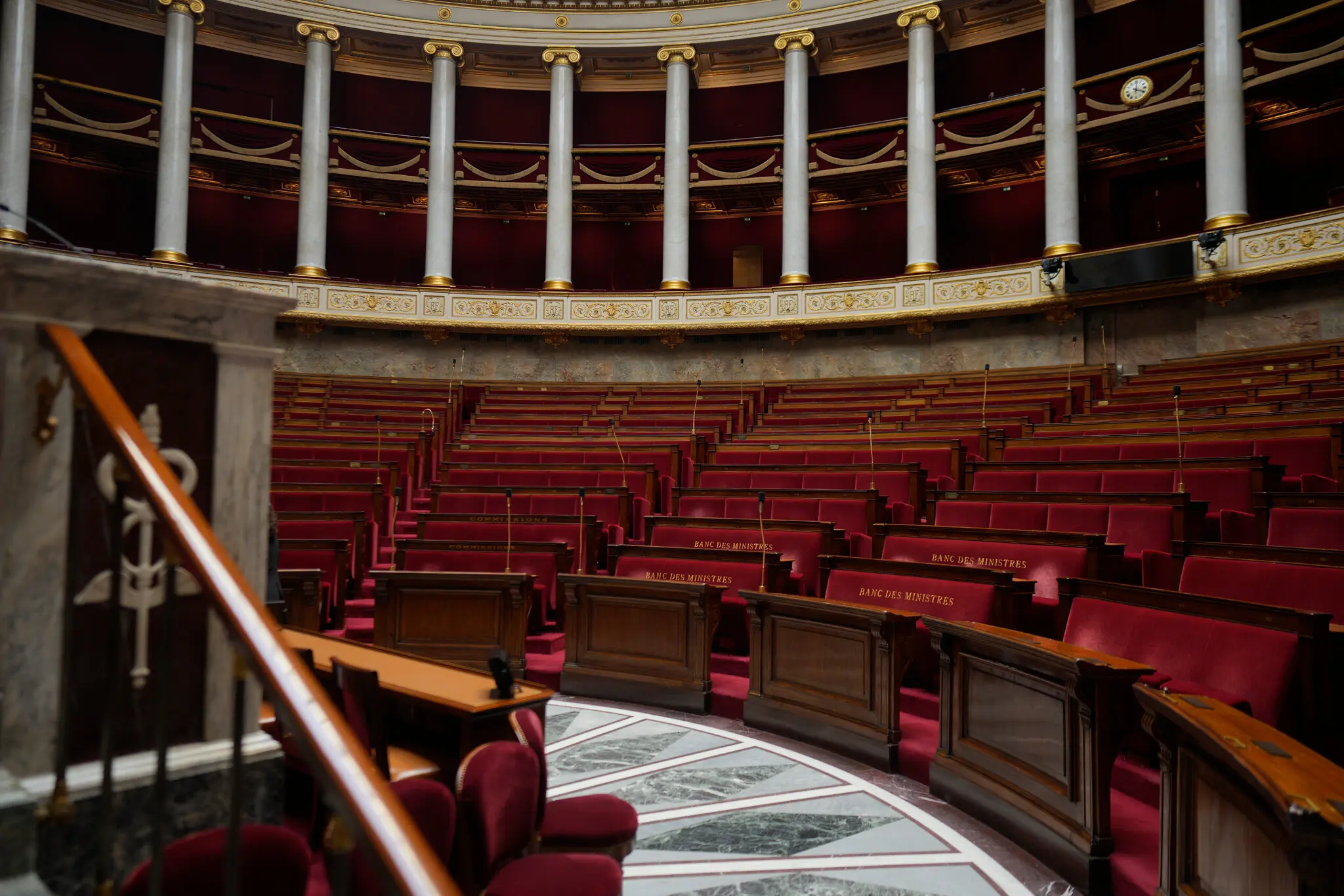 Французьке ультраправе Національне об’єднання лідирує в першому турі голосування до Національних зборів.